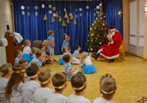Dzieci z grupy III bawią się ze Świętym Mikołajem